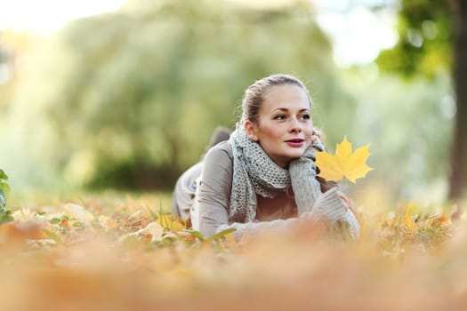  woman portret in autumn leaf close up