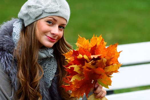  woman portret in autumn leaf close up