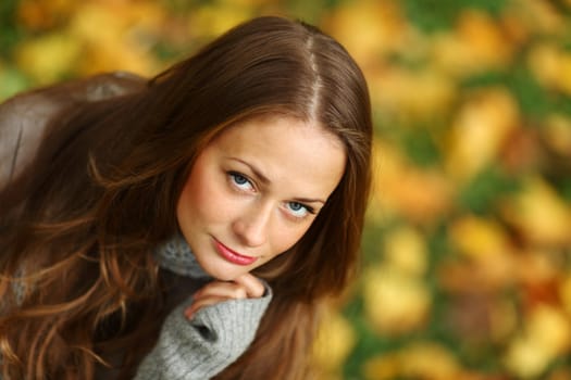  woman portret in autumn leaf close up