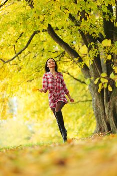 autumn woman portret in park