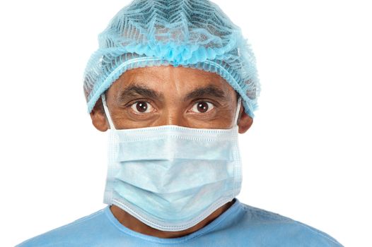A surgeon with penetrating eyes is ready to start working.