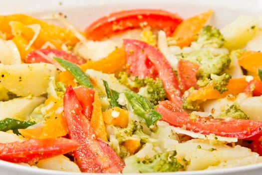 A tasty salad with tomatoes, onions, Broccoli and lettuce