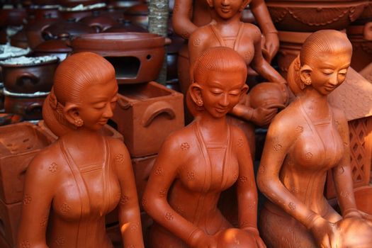 Sculptures from clay, the soft enchanting Javanese woman