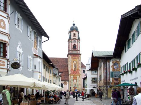 Mittenwald in Bayern mit Kirche
