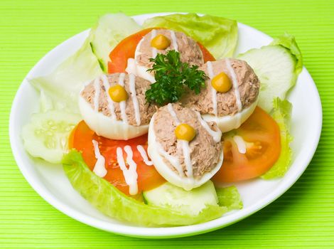 egg. salad plate of letuce egg tuna with olive