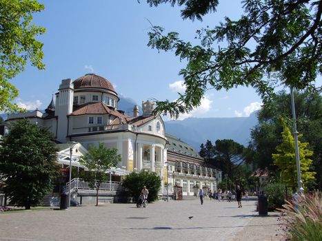 Kurhaus in Meran mit Kurpromenade
