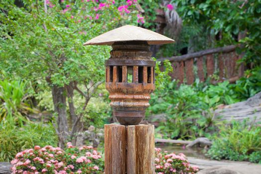 Lamps made ​​of wood in the garden.
