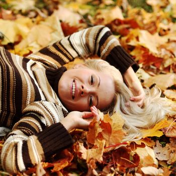  woman portret in autumn leaf close up