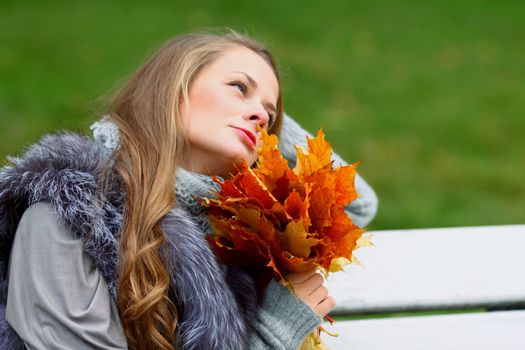  woman portret in autumn leaf close up