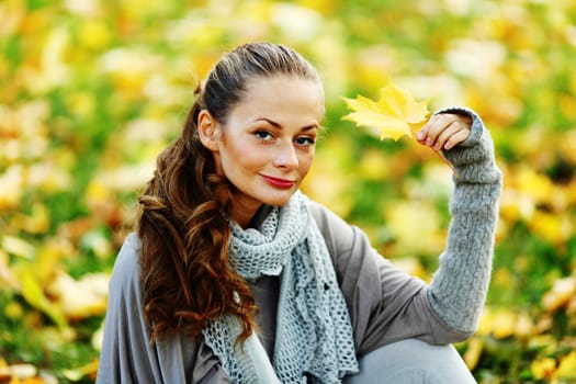  woman portret in autumn leaf close up