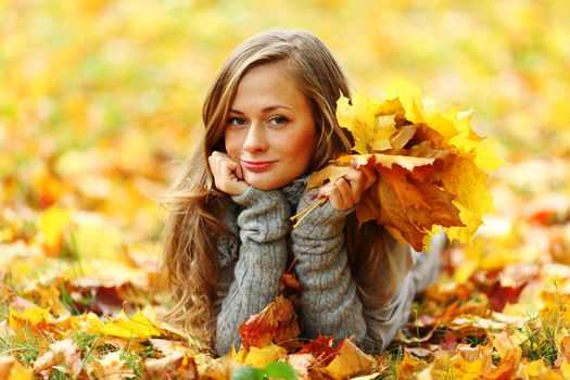 woman portret in autumn leaf