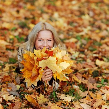  woman portret in autumn leaf close up