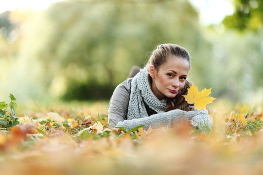  woman portret in autumn leaf close up