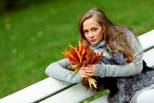  woman portret in autumn leaf close up