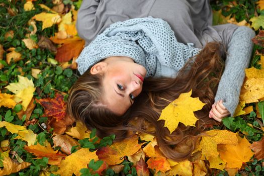 autumn woman portret in park