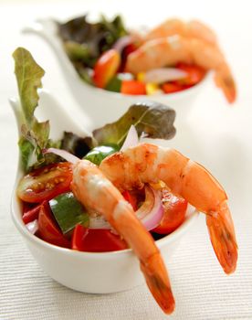 Prawn with cherry tomato ,lettuce,pepper and onion salad