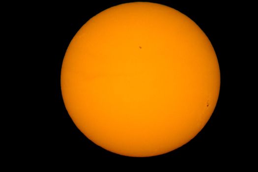 Photo of the sun with an especial leaf. In the photo we can see some sunspots