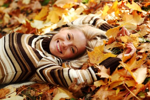  woman portret in autumn leaf close up