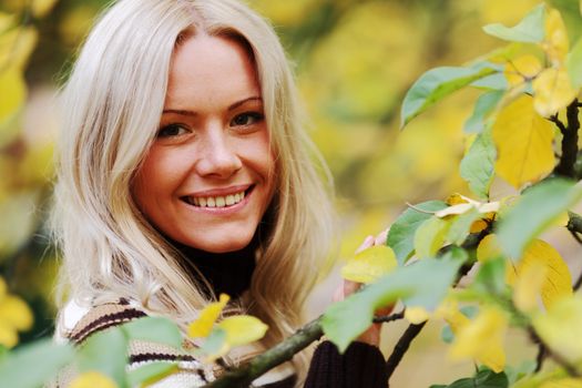  woman portret in autumn leaf close up