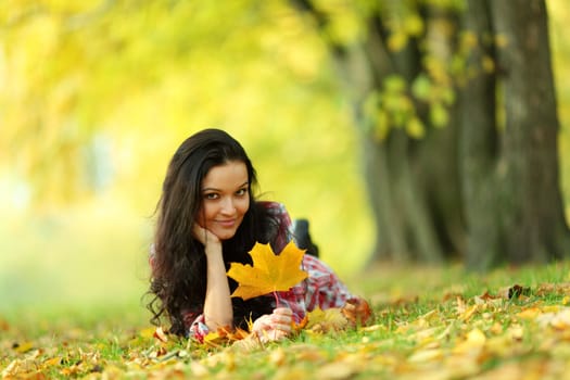  woman portret in autumn leaf close up