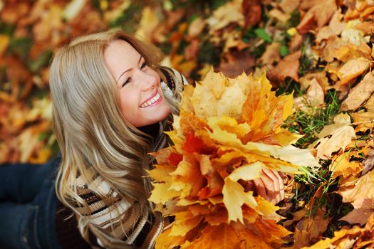  woman portret in autumn leaf close up