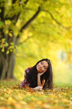  woman portret in autumn leaf close up