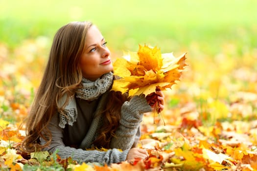  woman portret in autumn leaf close up