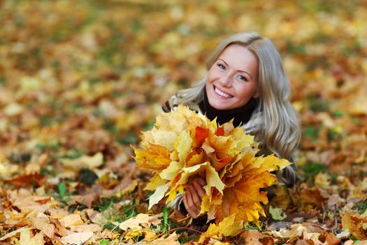  woman portret in autumn leaf close up