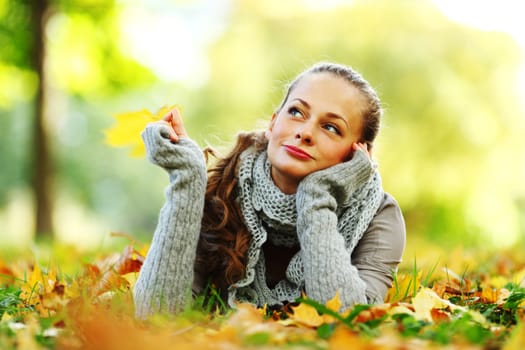  woman portret in autumn leaf close up