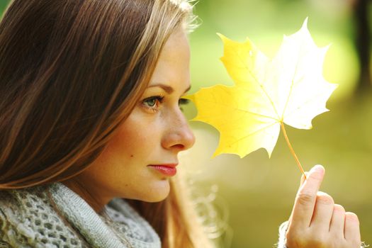 autumn woman portret in park