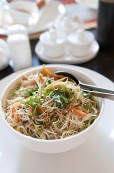 chinese fried beehoon with cockery 