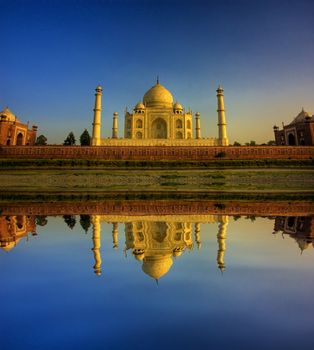 taj mahal during a beautiful sunset