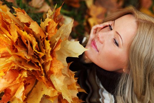 woman portret in autumn leaf close up