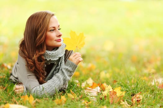  woman portret in autumn leaf close up