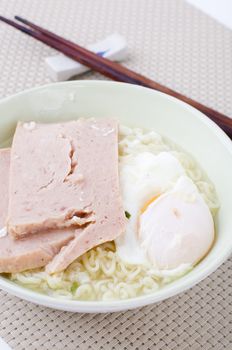 instant noodle with egg and ham