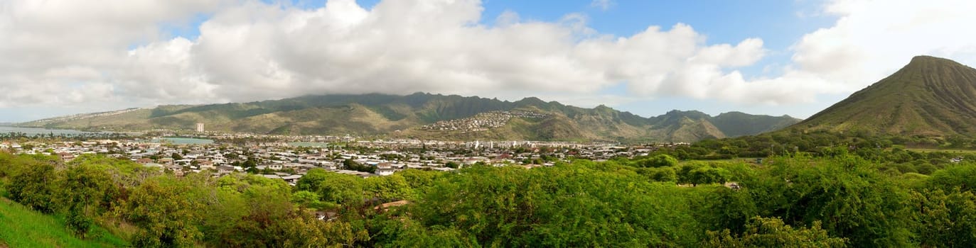 A panoramic shot of a city on the southeastern shore of the Island of Oahu in Hawaii