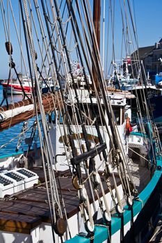 Ther ropes and mast of an old sailing boat