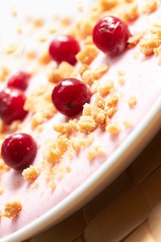 berry crumble cream dessert
