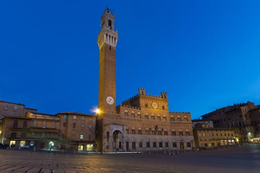 The main attraction is the old part of Siena's central square Piazza del Campo. The architectural dominant of the large shell-shaped area - a massive facade of City Hall (Palazzo Pubblico)