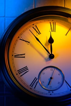 Mysterious clock shows 5 minutes to midnight