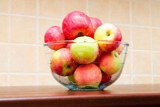 Glass bowl filled with juicy apples