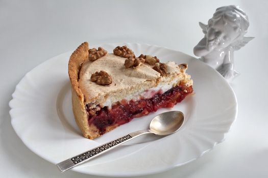 Plum the cake with meringue