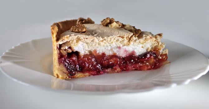 Plum the cake with meringue
