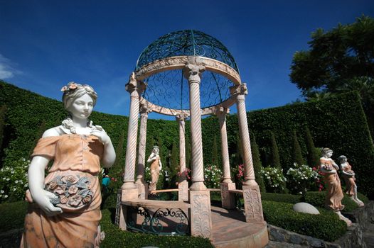 Garcebo and sculptures in european garden







Garcebo and sculptures