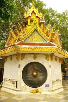 In the temple of Wat Phrathat Doi Suthep in Chiang Mai, a generous donor from Singapore built this kiosk which houses the "Gong". He made his name engraved on the building.