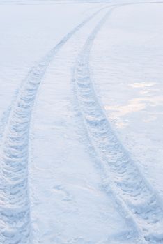 Tire trace on snow leaving to the horizon