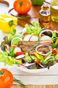 Grilled beef with lettuce, tomato,pepper and radish salad