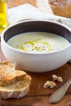 Cauliflower soup by wholemeal bread