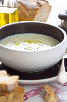 Cauliflower soup by wholemeal bread