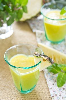 Pineapple smoothie with some fresh pineapple